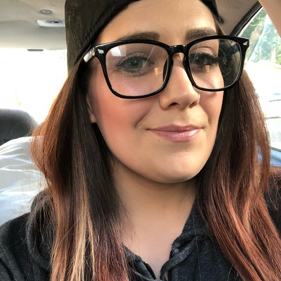 Meet your Posher, Mercedes 💜 - Picture 2 of 5